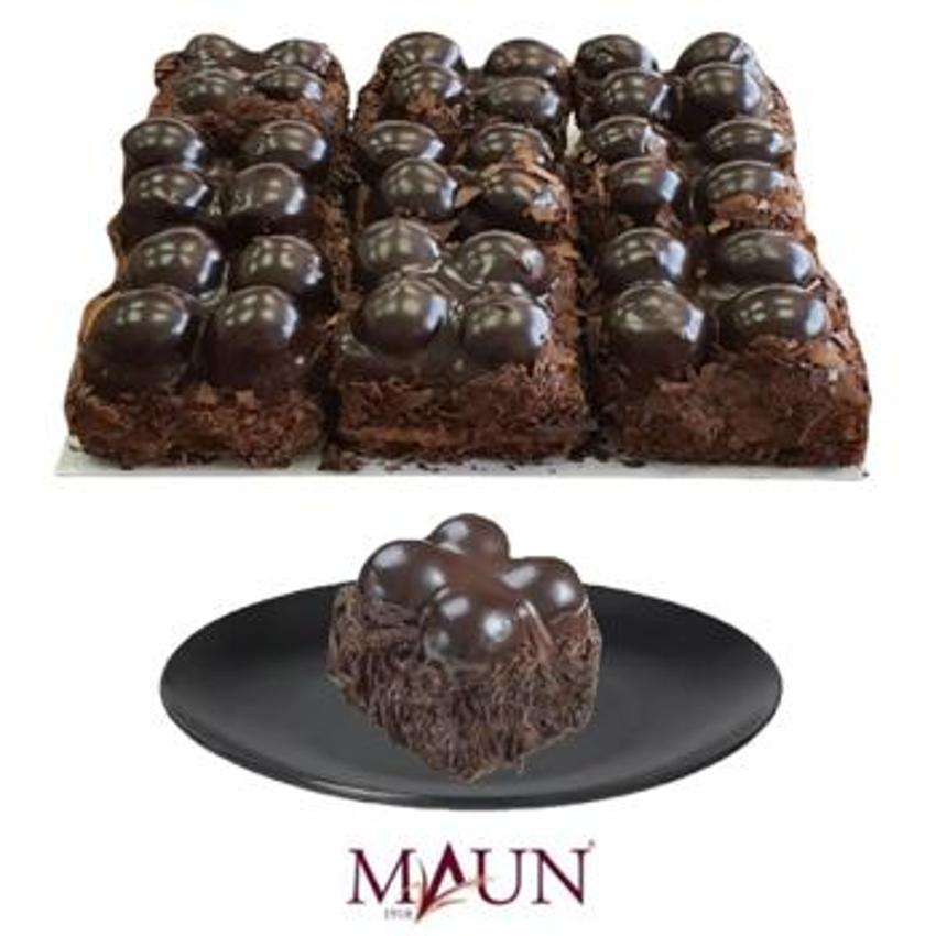 MAUN BLACK MONO CAKE WITH PROFITEROLE